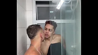 Novinho chega da escola e da de cara com o amigo dotado e nao resiste e fodem sem camisinha